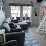 Uusi Saunamoekki Jaemsaessae, Laehellae Himosta Chalet