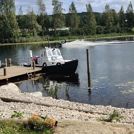 Uusi Saunamoekki Jaemsaessae, Laehellae Himosta *