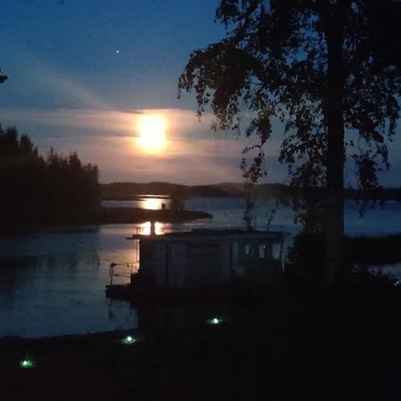 Uusi Saunamoekki Jaemsaessae, Laehellae Himosta Йямся