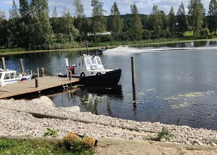 Uusi Saunamoekki Jaemsaessae, Laehellae Himosta *