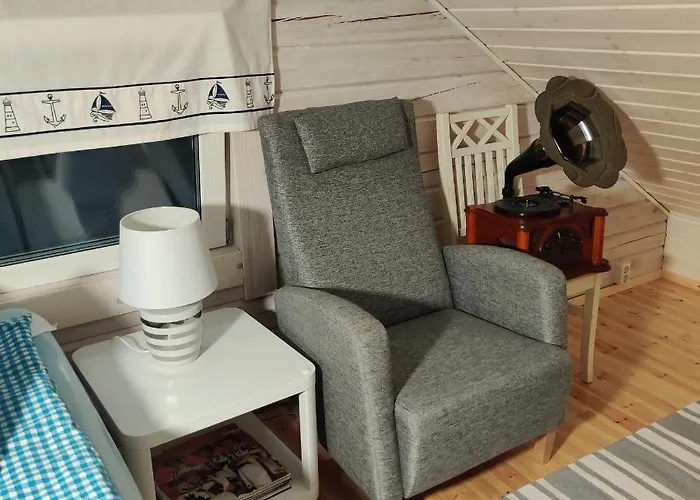 Uusi Saunamoekki Jaemsaessae, Laehellae Himosta *